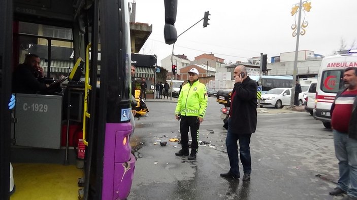 İstanbul'da kırmızı ışıkta geçen taksi, otobüse çarptı