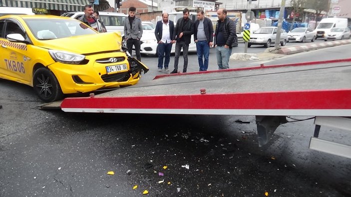 İstanbul'da kırmızı ışıkta geçen taksi, otobüse çarptı