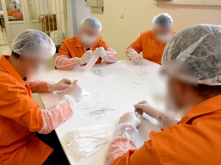 Kayseri'de mahkumlar günde 17 bin maske üretiyor
