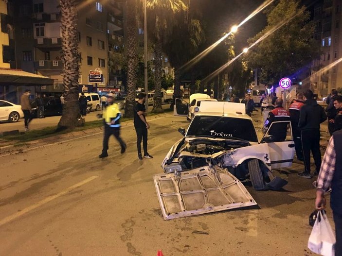 Adana'da iki araç kafa kafaya çarpıştı
