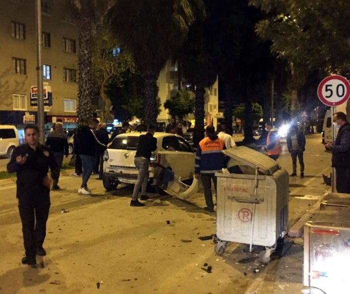 Adana'da iki araç kafa kafaya çarpıştı