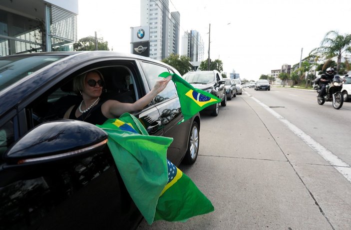 Brezilya'da karantinacı-karantina karşıtı protestoları