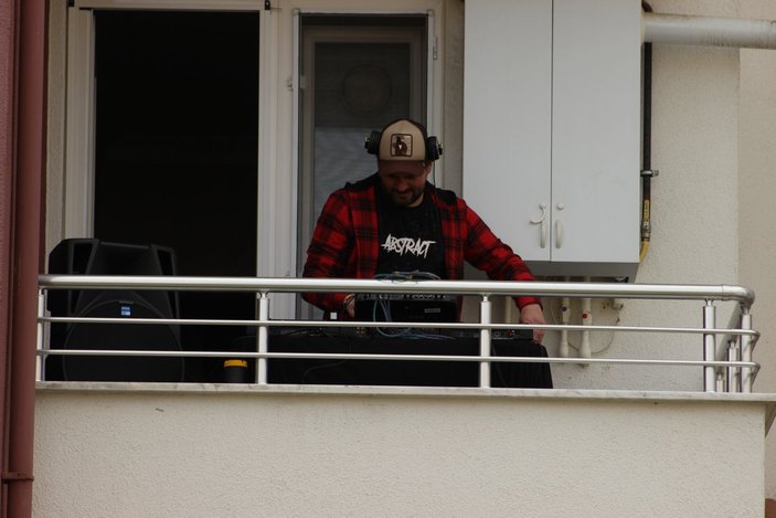 Düzce'de evinin balkonundan DJ performansı gerçekleştirdi