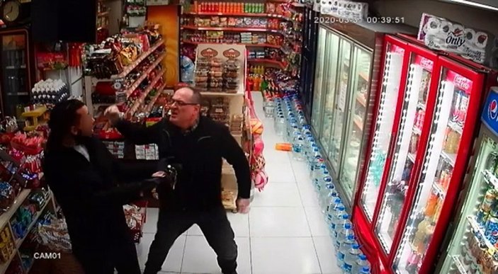 Beyoğlu'nda marketi soymaya gelen iki hırsız dayak yedi