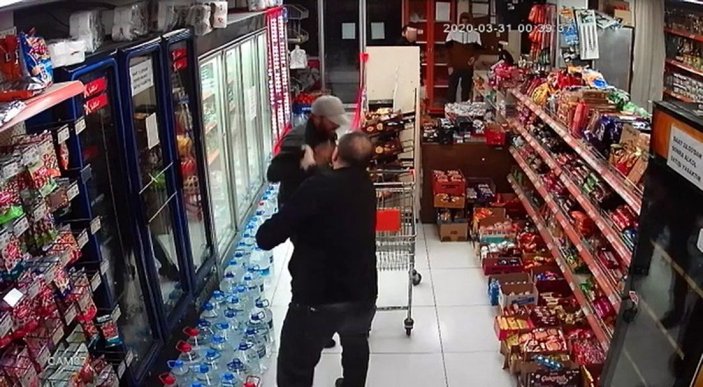 Beyoğlu'nda marketi soymaya gelen iki hırsız dayak yedi