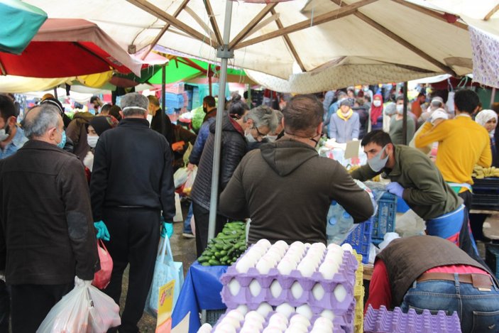 İzmir'deki pazarda vatandaşlar sosyal mesafeye uymadı