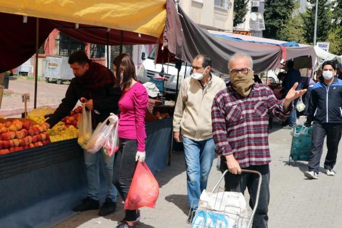Adana'da yasağa rağmen pazarda maske takmadılar