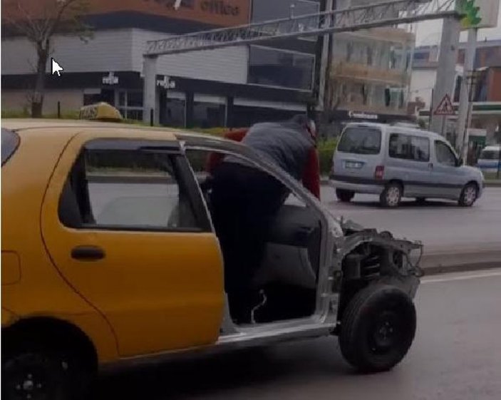 İzmir'de taksici ön camdan çıkıp eliyle gaz verdi