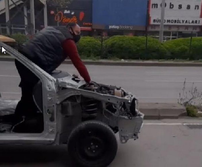 İzmir'de taksici ön camdan çıkıp eliyle gaz verdi