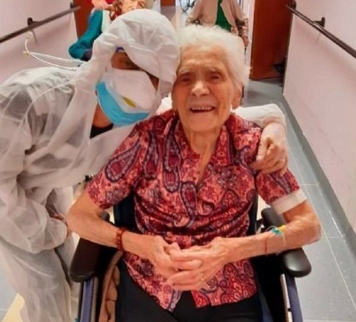 İtalya'da 104 yaşındaki korona hastası kadın iyileşti