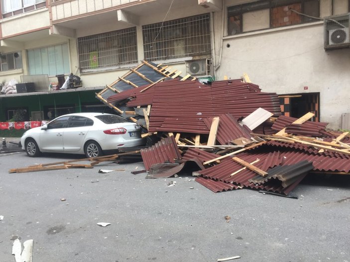 İstanbul'da fırtına, çatıları uçurdu