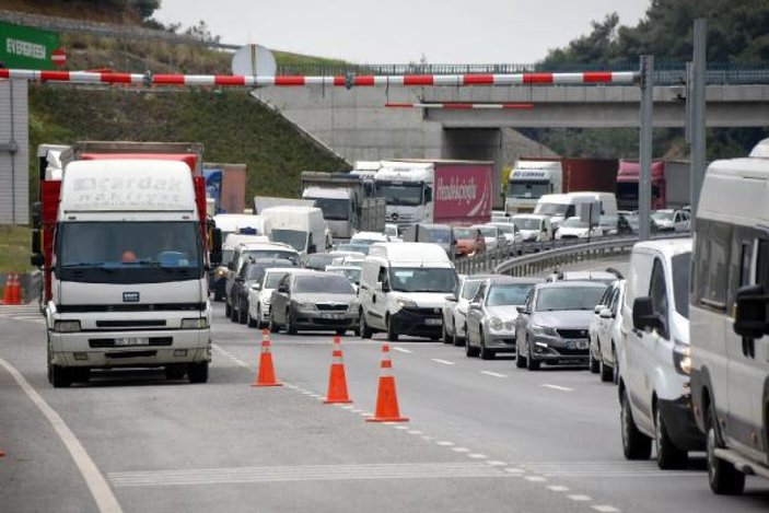 İzmir'de, kilometrelerce araç kuyruğu oluştu