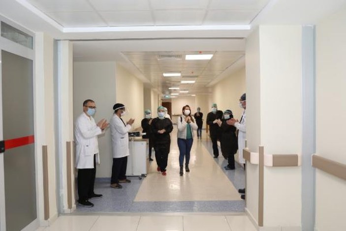 Tokat'ta koronavirüsü yenen hemşire taburcu edildi
