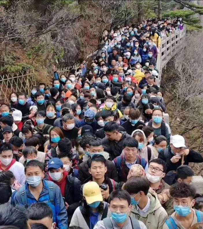 Çin’de insanlar, açık alanlara akın etti