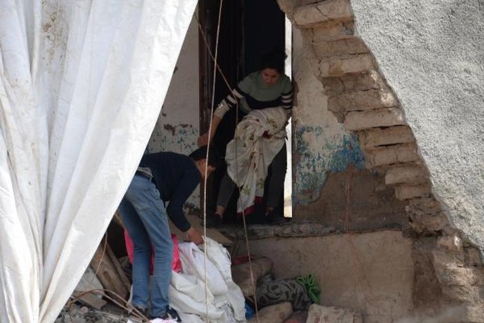 Diyarbakır'da baba, çöken evde 2 kızını kaybetti