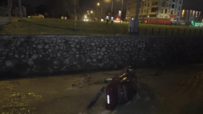 Bursa'da dereye uçan otomobildeki 3 kişi yaralandı