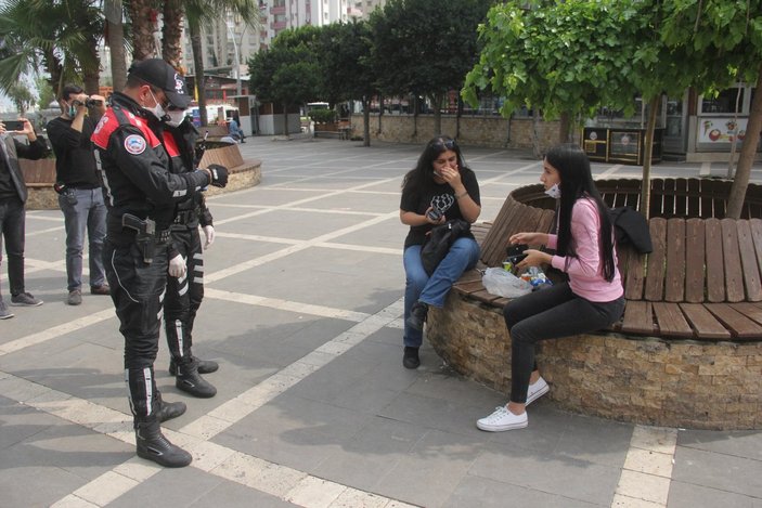 Adana'da şahıs maske takmamak için polise direndi