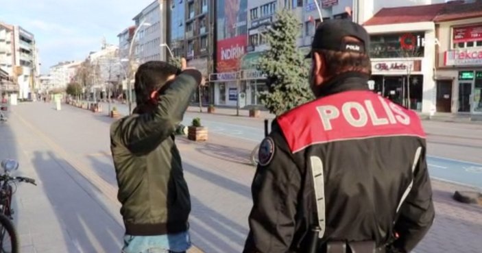 Bolu'da kapalı caddeye maskesiz giren 8 kişiye ceza