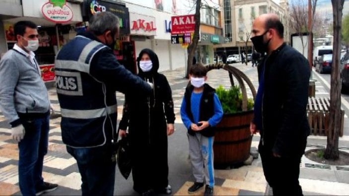 Kahramanmaraş'ta çocuğuyla sokağa çıkan babaya ceza