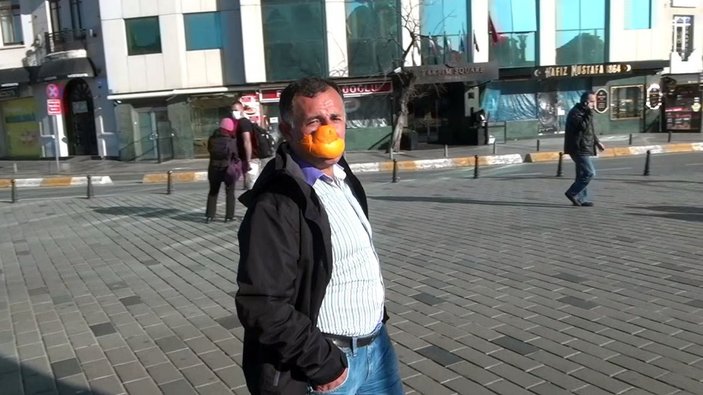 Portakal kabuğundan maske yapıp Taksim'de dolaştı