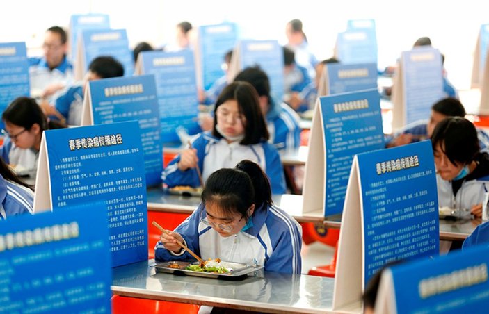 Çinli öğrenciler, yemeği sosyal mesafeyle yedi