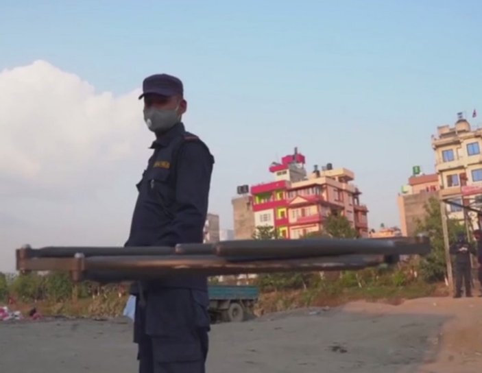 Nepal polisinden ilginç yakalama yöntemi