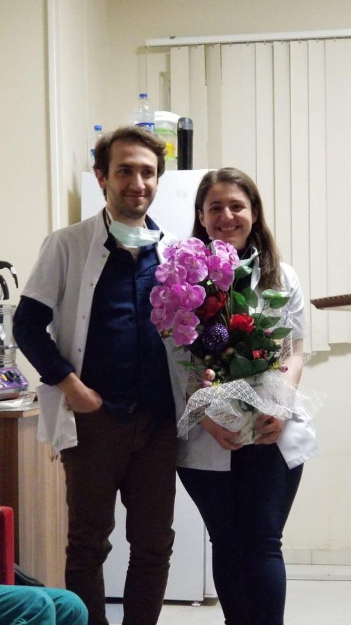 Sivas'ta koronadan mesai yapan çift, hastanede nişanlandı