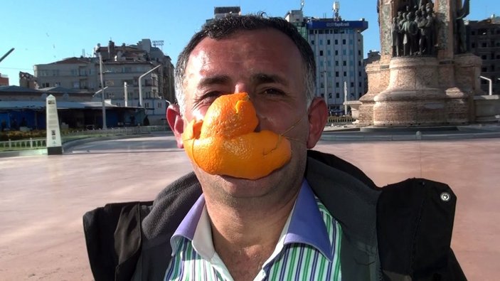 Portakal kabuğundan maske yapıp Taksim'de dolaştı