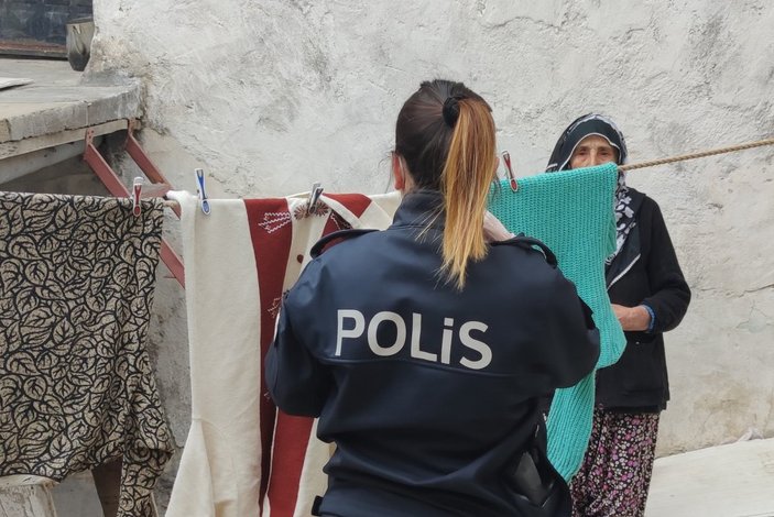 Yaşlı teyze, çamaşırlarını asan polise pekmez hediye etti