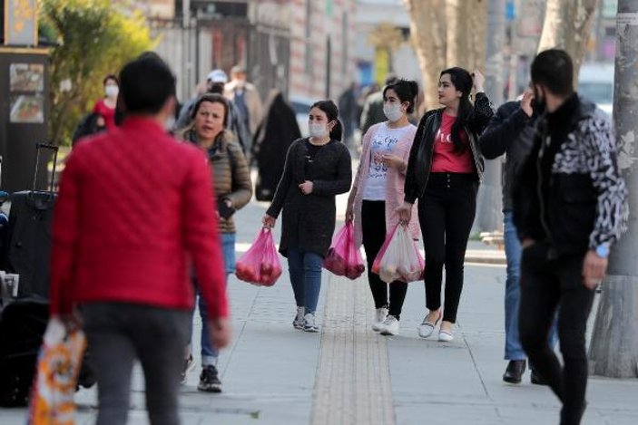 İstanbul'da sosyal mesafe kuralı hiçe sayıldı