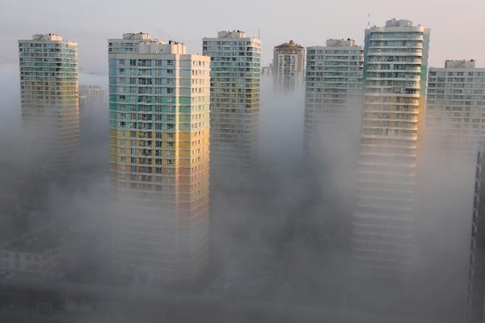 İstanbul'da yoğun sis yüzünden binalar kayboldu