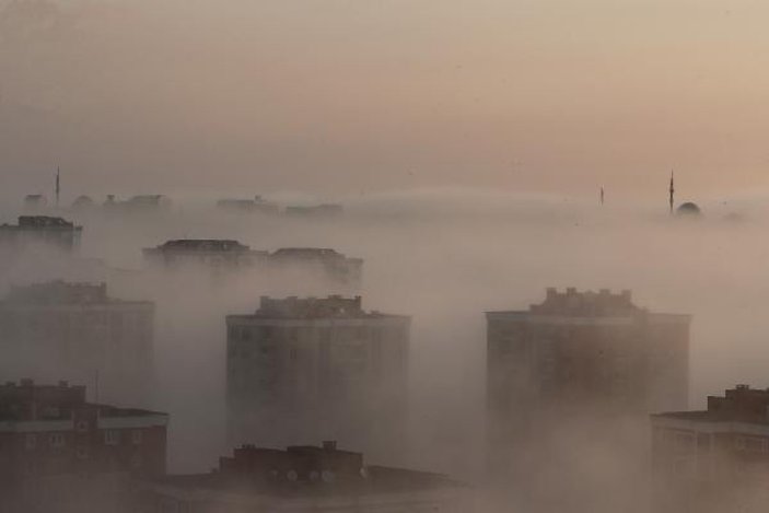 İstanbul'da yoğun sis yüzünden binalar kayboldu