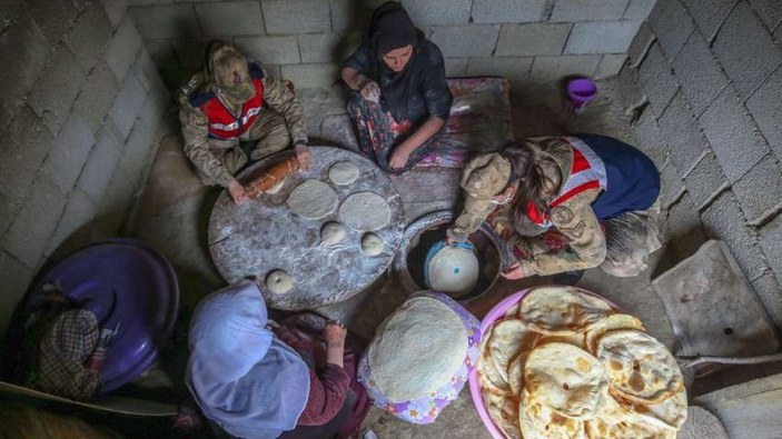 Van'da kadın askerler tandırda ekmek pişirdi