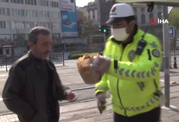 Polis, ekmek almaya çıkan vatandaşa simitlerini verdi