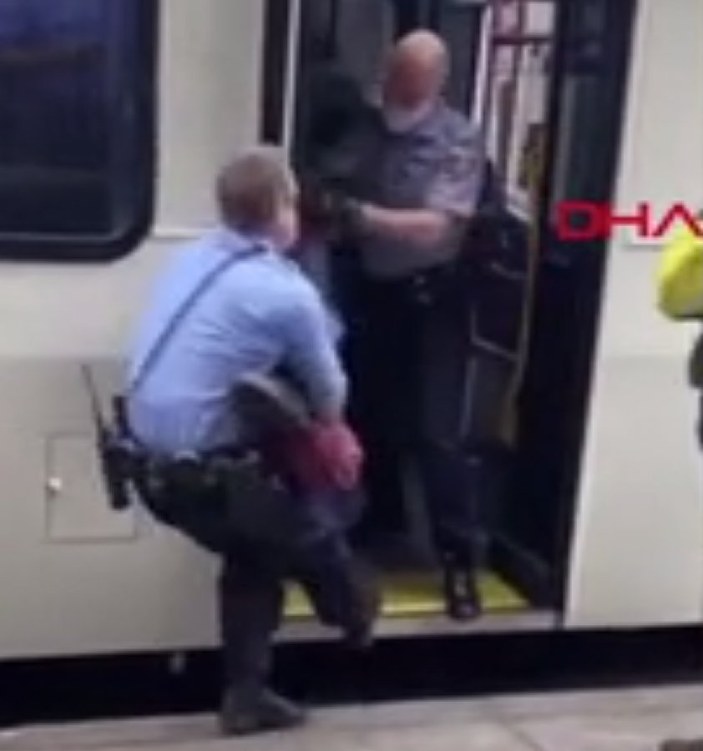 ABD'de, otobüse maskesiz binen adama, polisten müdahale