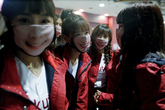 Tayvanlı amigo kızlar, gülen yüzlü maske giydi