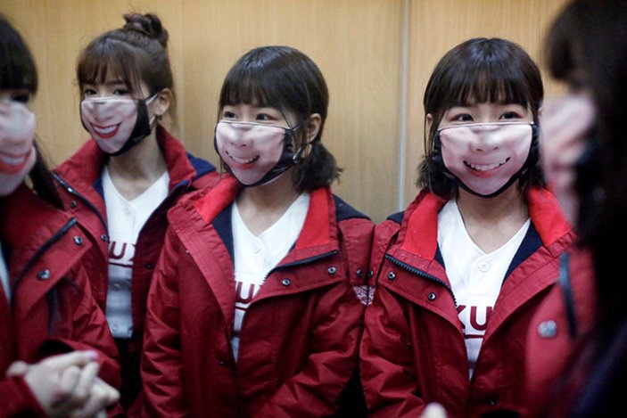 Tayvanlı amigo kızlar, gülen yüzlü maske giydi