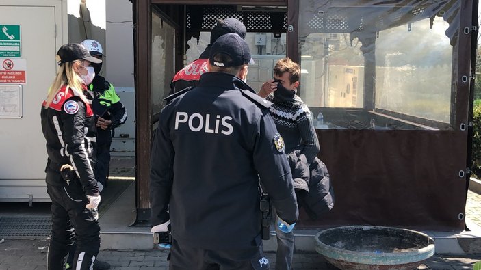 Bursa'da sokağa çıkan genç, polise yakalandı
