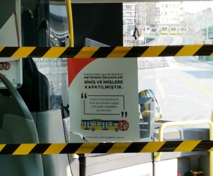 İstanbul'da metrobüs şoförleri koronaya karşı tulum giydi