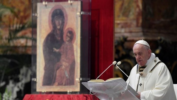 Papa tarihte ilk kez cemaatsiz Paskalya ayini düzenledi