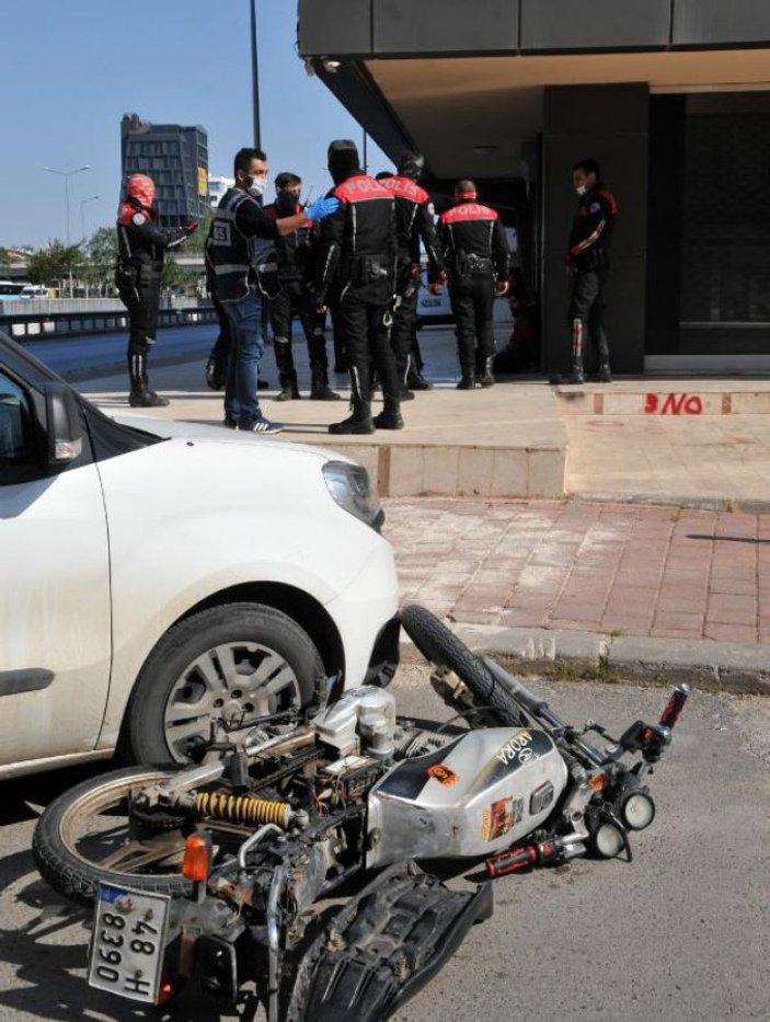 Antalya'da motosikletle polisten kaçan 2 kişi yakalandı