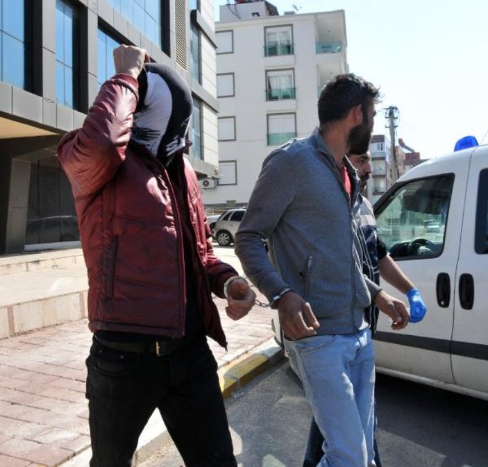 Antalya'da motosikletle polisten kaçan 2 kişi yakalandı