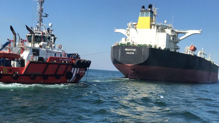 İstanbul Boğazı'nda Yunan bayraklı tanker sürüklendi