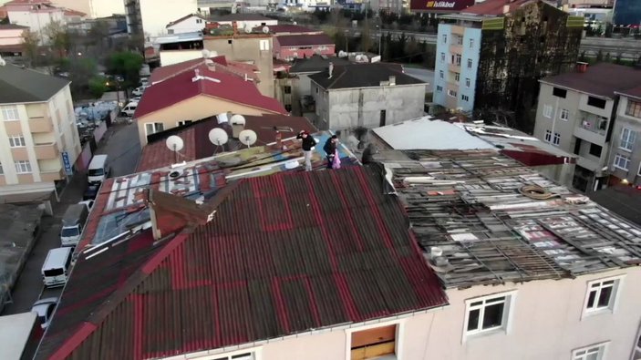 Çatıdaki gençlere drone ile polis anonsu