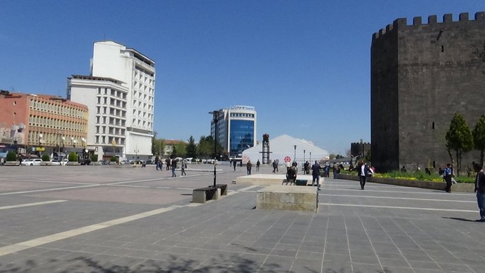 Diyarbakır'da yasak sonrası sokaklar yine doldu
