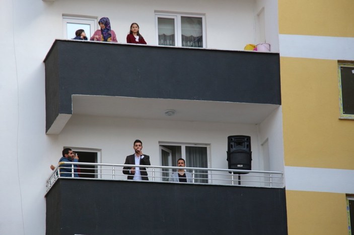 Evlerinin balkonundan site sakinlerine konser verdiler