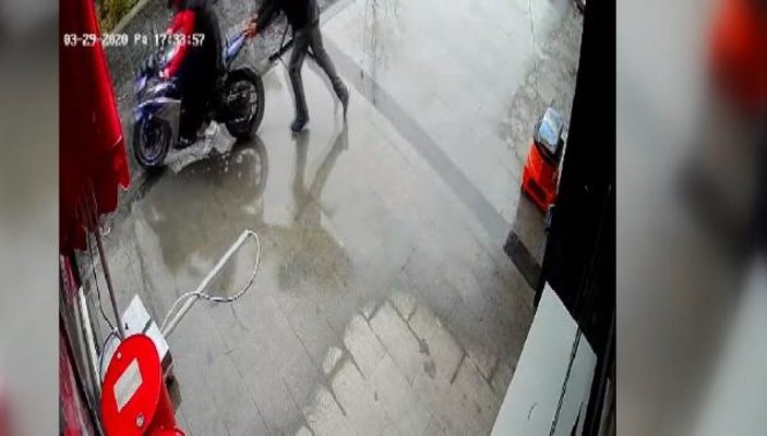 Beylikdüzü'ndeki motosiklet hırsızlığı kameraya yansıdı