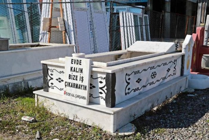 Samsun'da yaşayan adam evde kalın yazılı mezar taşı yaptı