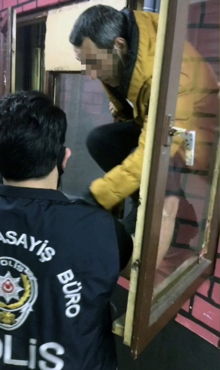 İstanbul polisi Taksim'deki kıraathaneye baskın yaptı