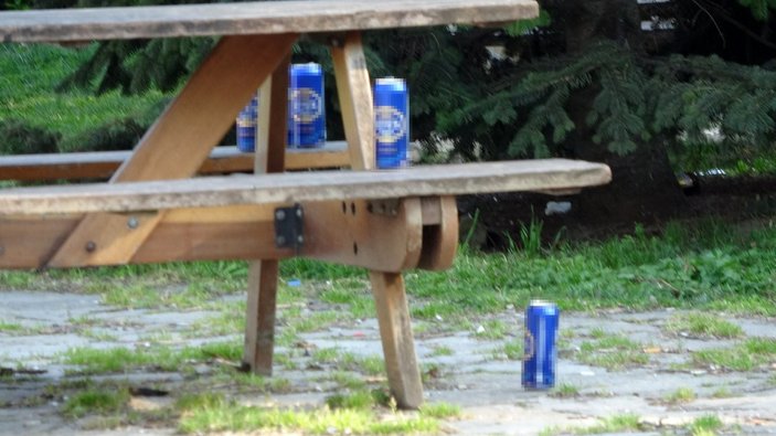 Şişli'de yasağa rağmen parkta oturup alkol aldılar